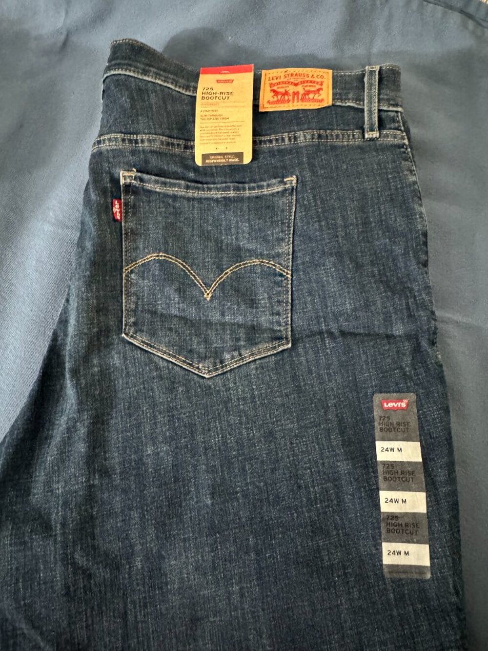 Levi's 725 High Rise Bootcut Women's Jeans - Picture 2 of 3